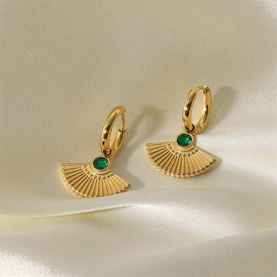 18k gold earrings with a green cubic zirconia centre, featuring a fan-shaped Egyptian-inspired design. These earrings are waterproof and hypoallergenic.