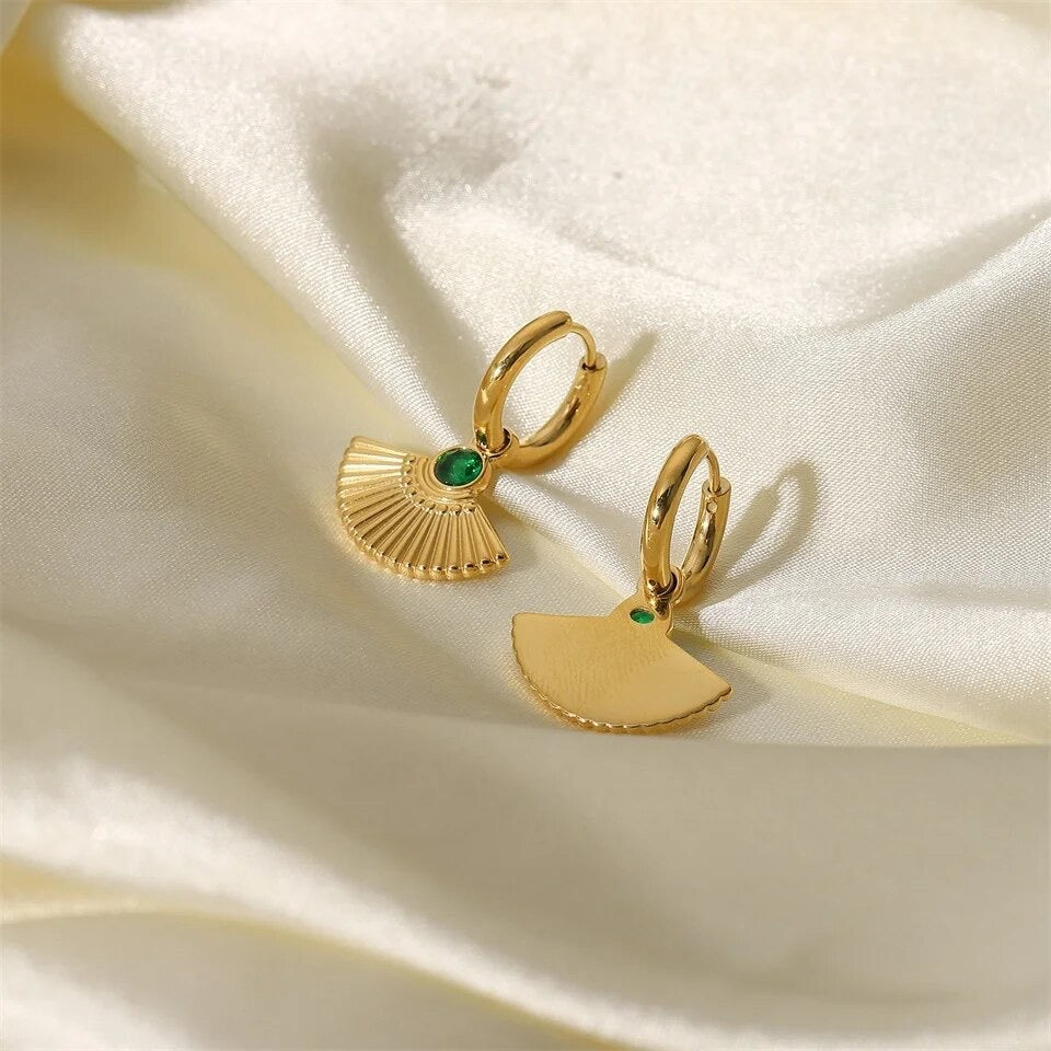 18k gold earrings with a green cubic zirconia centre, featuring a fan-shaped Egyptian-inspired design. These earrings are waterproof and hypoallergenic.